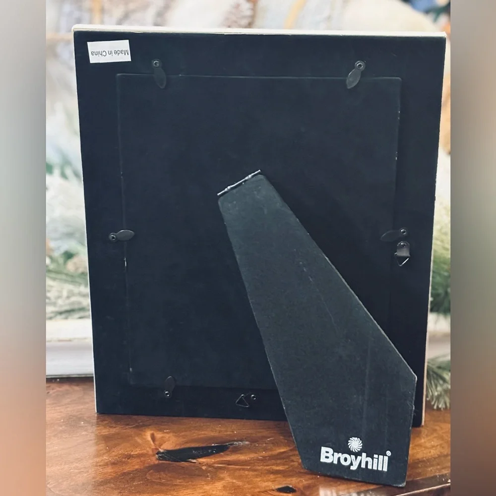 Broyhill Distressed Wood Frame With Metal Accents. 10.5”x12.5” Holds 8x10
